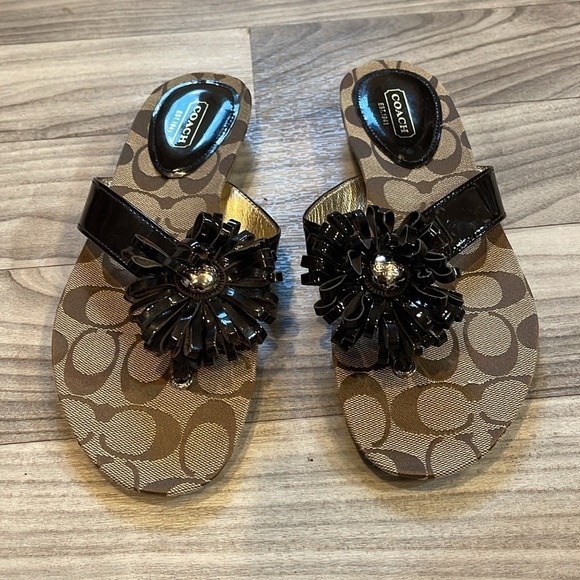 Coach Brown Patent Leather Thomg Sandal W/ Bow Size 7 1/2 - Picture 2 of 9